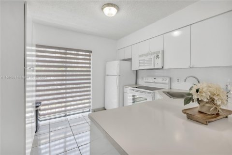 Condominio en venta en Hialeah, Florida, 2 dormitorios, 75.44 m2 № 1078242 - foto 6