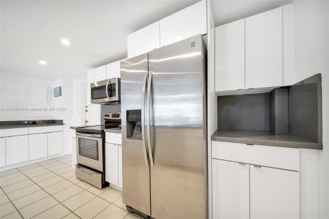 Condo in Key Biscayne, Florida, 2 bedrooms  № 1294700 - photo 9