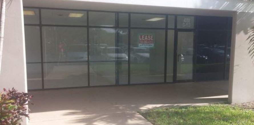 Commercial property in Lauderdale Lakes, Florida № 1161948