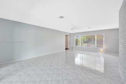 House in Hollywood, Florida 5 bedrooms, 322.74 sq.m. № 858424 - photo 5