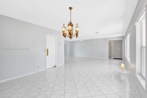 Villa ou maison à vendre à Hollywood, Floride: 5 chambres, 322.74 m2 № 858424 - photo 9