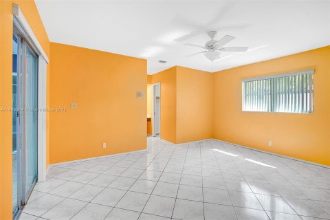 House in Hollywood, Florida 5 bedrooms, 322.74 sq.m. № 858424 - photo 19