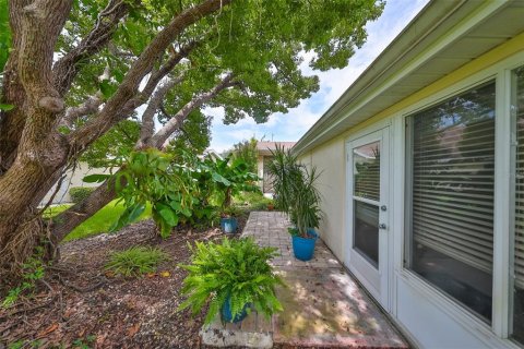 Condo in Sun City Center, Florida, 2 bedrooms  № 1359084 - photo 30