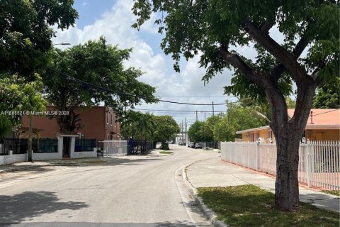 Propiedad comercial en venta en Miami, Florida № 1319282 - foto 2