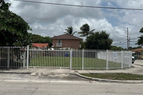 Propiedad comercial en venta en Miami, Florida № 1319282 - foto 1