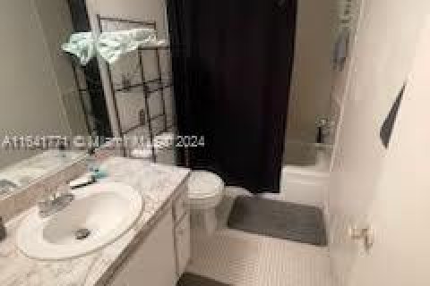 Condo in Lauderhill, Florida, 1 bedroom  № 1319362 - photo 3