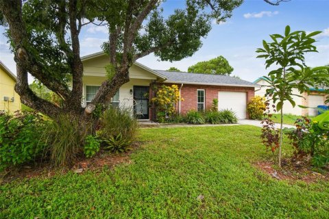 House in New Port Richey, Florida 2 bedrooms, 102.19 sq.m. № 1374079 - photo 3