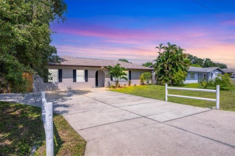 House in Sarasota, Florida 4 bedrooms, 174.66 sq.m. № 1374111 - photo 1