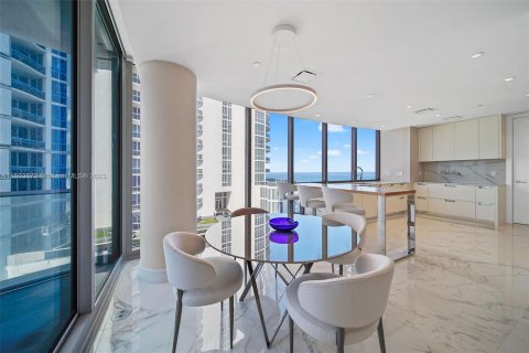 Condominio en venta en Sunny Isles Beach, Florida, 4 dormitorios, 286.14 m2 № 923871 - foto 13