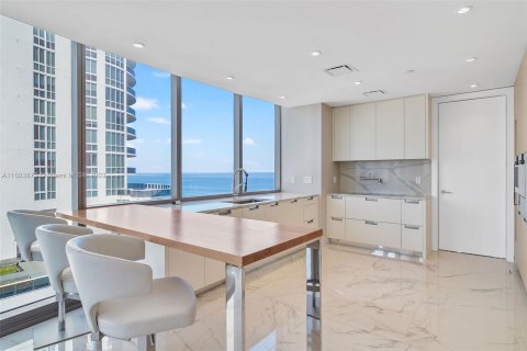 Condominio en venta en Sunny Isles Beach, Florida, 4 dormitorios, 286.14 m2 № 923871 - foto 11