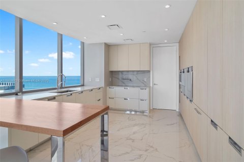 Condo in Sunny Isles Beach, Florida, 4 bedrooms  № 923871 - photo 10