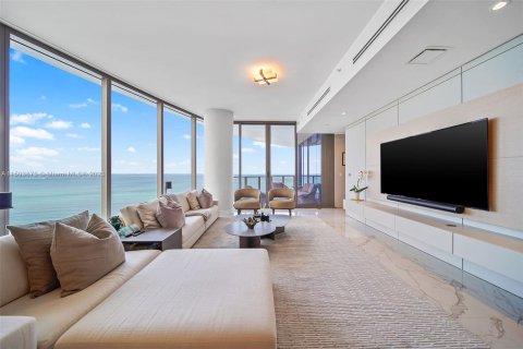 Condo in Sunny Isles Beach, Florida, 4 bedrooms  № 923871 - photo 1