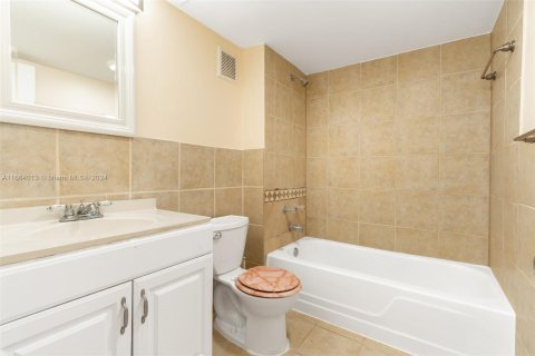 Condo in Tamarac, Florida, 2 bedrooms  № 1375608 - photo 28