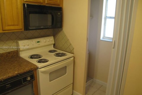 Condo in Tamarac, Florida, 2 bedrooms  № 1375608 - photo 3