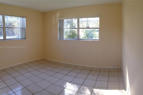 Condo in Tamarac, Florida, 2 bedrooms  № 1375608 - photo 11