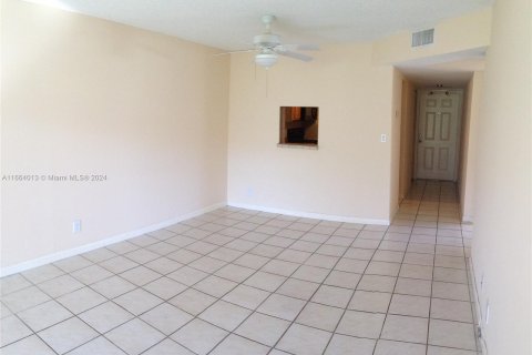 Condo in Tamarac, Florida, 2 bedrooms  № 1375608 - photo 5