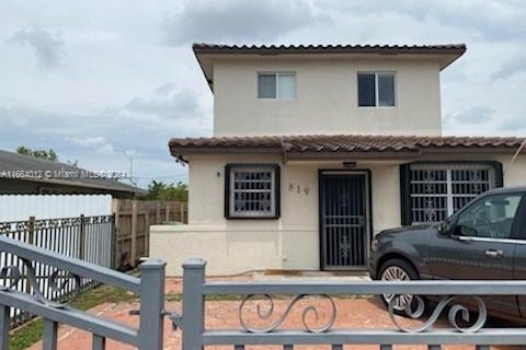 Casa en alquiler en Hialeah, Florida, 5 dormitorios, 305.46 m2 № 1375607 - foto 2