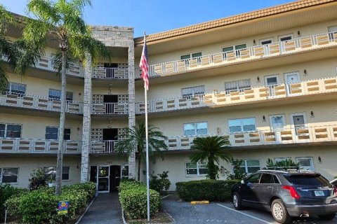 Condo in Saint Petersburg, Florida, 1 bedroom  № 1344217 - photo 1