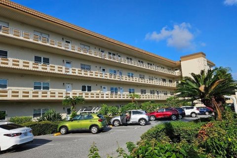 Condo in Saint Petersburg, Florida, 1 bedroom  № 1344217 - photo 2