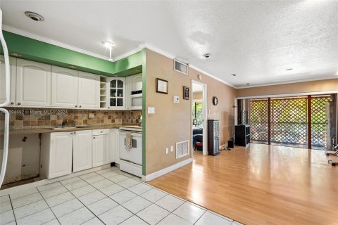 Condo in Hollywood, Florida, 1 bedroom  № 1209351 - photo 11