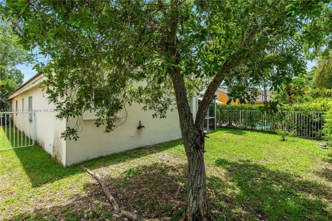 House in Weston, Florida 3 bedrooms, 125.14 sq.m. № 1316260 - photo 23