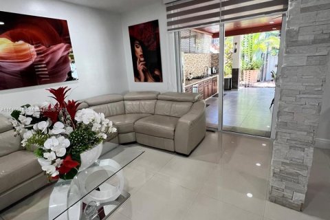 Casa en venta en Hialeah, Florida, 3 dormitorios, 134.71 m2 № 1316330 - foto 7