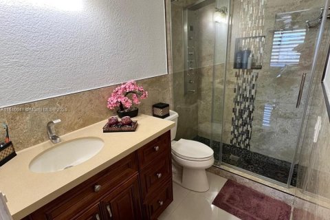 Casa en venta en Hialeah, Florida, 3 dormitorios, 134.71 m2 № 1316330 - foto 18