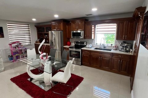 House in Hialeah, Florida 3 bedrooms, 134.71 sq.m. № 1316330 - photo 8