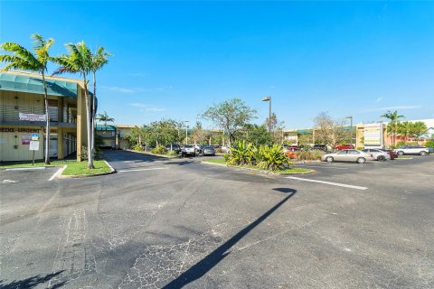 Immobilier commercial à vendre à Lauderdale Lakes, Floride № 1011828 - photo 1