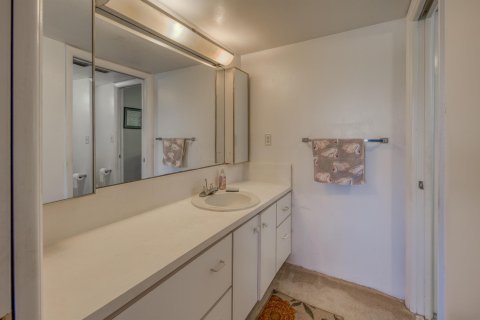 Condo in Lake Worth, Florida, 2 bedrooms  № 1159755 - photo 24