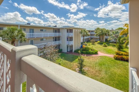 Condo in Lake Worth, Florida, 2 bedrooms  № 1159755 - photo 11