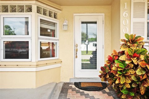 Villa ou maison à vendre à Pompano Beach, Floride: 3 chambres № 911445 - photo 4