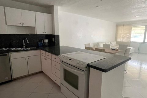 Condo in Hallandale Beach, Florida, 1 bedroom  № 1293660 - photo 6