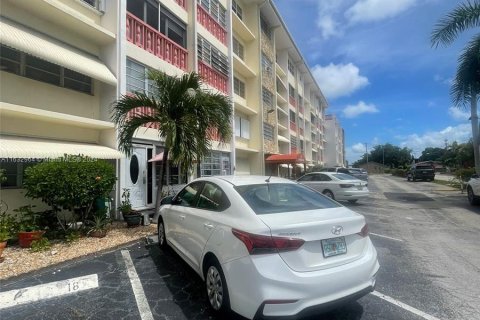 Condominio en alquiler en Hallandale Beach, Florida, 1 dormitorio, 71.53 m2 № 1293660 - foto 1