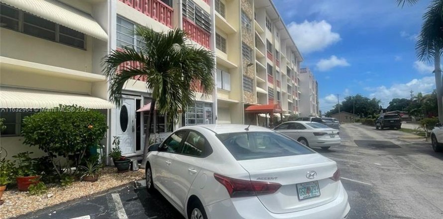 Condominio en Hallandale Beach, Florida, 1 dormitorio  № 1293660