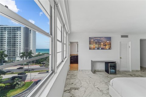 Copropriété à vendre à Miami Beach, Floride: 2 chambres, 179.77 m2 № 1209585 - photo 13