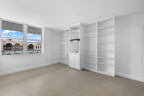 Copropriété à vendre à Surfside, Floride: 2 chambres, 113.71 m2 № 1358795 - photo 12