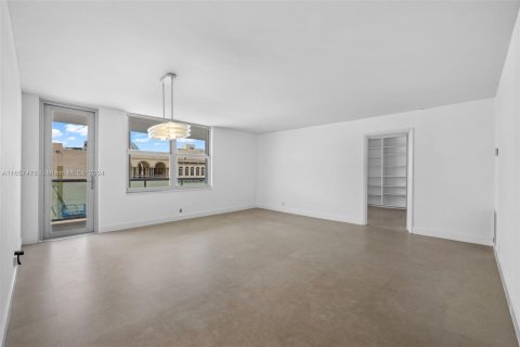 Copropriété à vendre à Surfside, Floride: 2 chambres, 113.71 m2 № 1358795 - photo 1