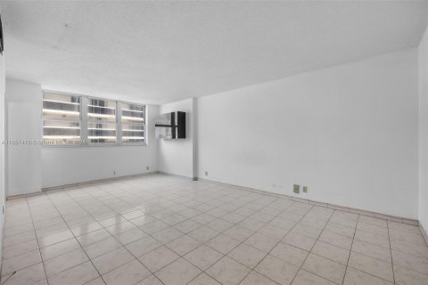 Copropriété à vendre à Surfside, Floride: 2 chambres, 113.71 m2 № 1358795 - photo 6