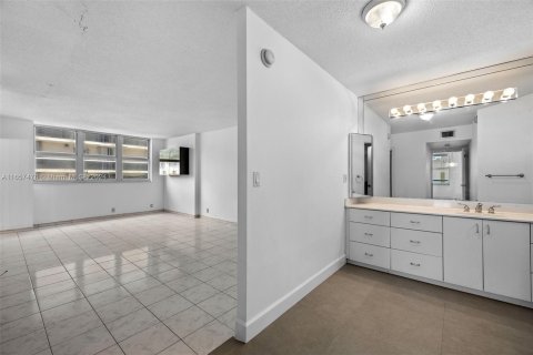 Copropriété à vendre à Surfside, Floride: 2 chambres, 113.71 m2 № 1358795 - photo 7