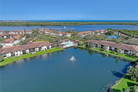 Condo in Stuart, Florida, 2 bedrooms  № 1011072 - photo 1