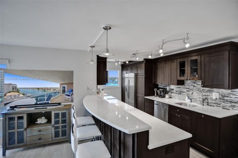 Condominio en venta en Hillsboro Beach, Florida, 2 dormitorios, 125.42 m2 № 272444 - foto 1