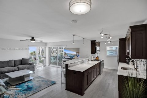 Condominio en venta en Hillsboro Beach, Florida, 2 dormitorios, 125.42 m2 № 272444 - foto 5
