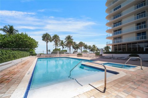 Condo in Surfside, Florida, 2 bedrooms  № 1360356 - photo 3