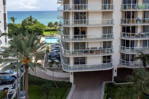 Condominio en alquiler en Surfside, Florida, 2 dormitorios, 147.71 m2 № 1360356 - foto 14