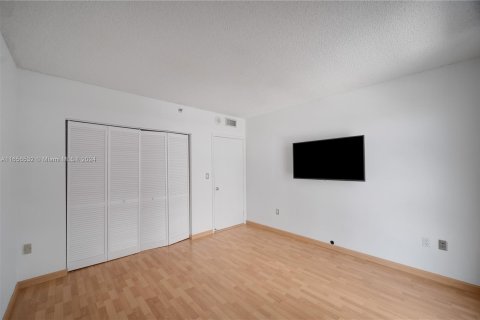 Condo in Surfside, Florida, 2 bedrooms  № 1360356 - photo 26