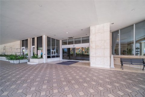 Copropriété à louer à Surfside, Floride: 2 chambres, 147.71 m2 № 1360356 - photo 2