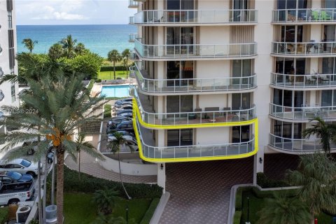 Condominio en alquiler en Surfside, Florida, 2 dormitorios, 147.71 m2 № 1360356 - foto 15