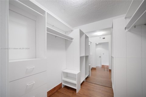 Copropriété à louer à Surfside, Floride: 2 chambres, 147.71 m2 № 1360356 - photo 18