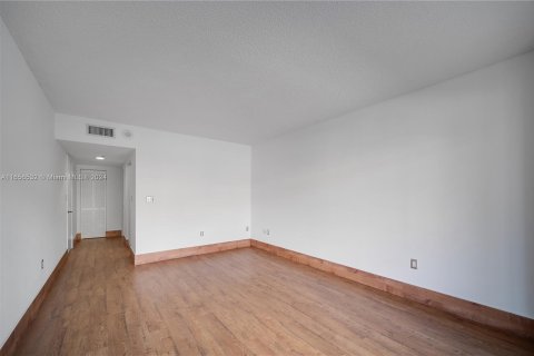 Copropriété à louer à Surfside, Floride: 2 chambres, 147.71 m2 № 1360356 - photo 19